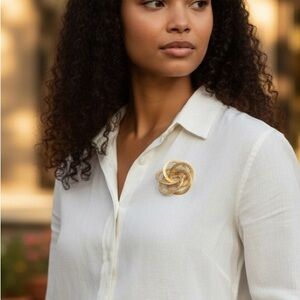 Vintage Gold Tone Knot Textured Brooch Pin – Classic Retro Accessory